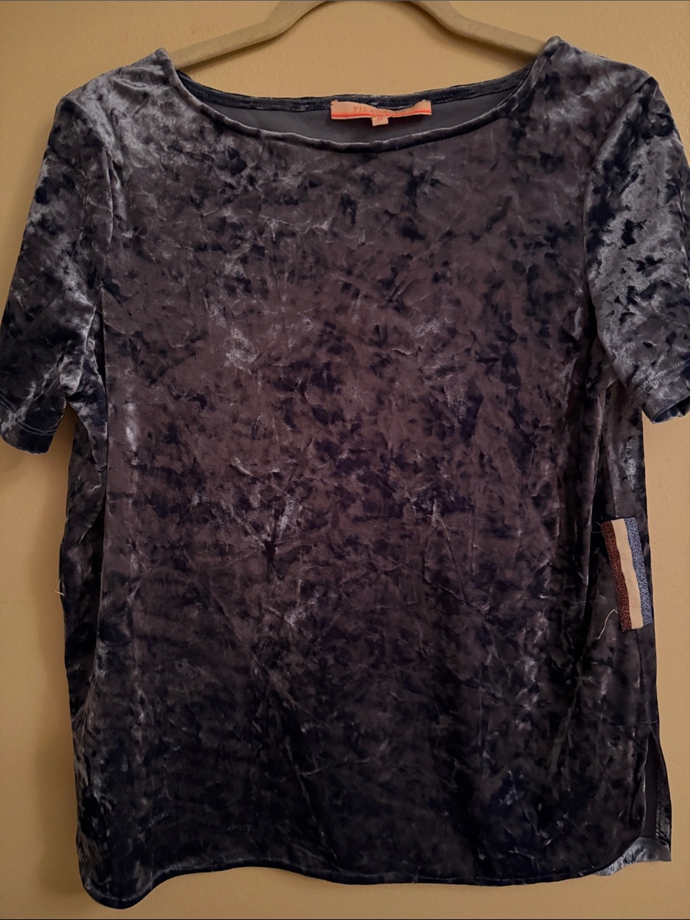 Vilagallo Crushed Velvet Short Sleeve Top in Charcoal